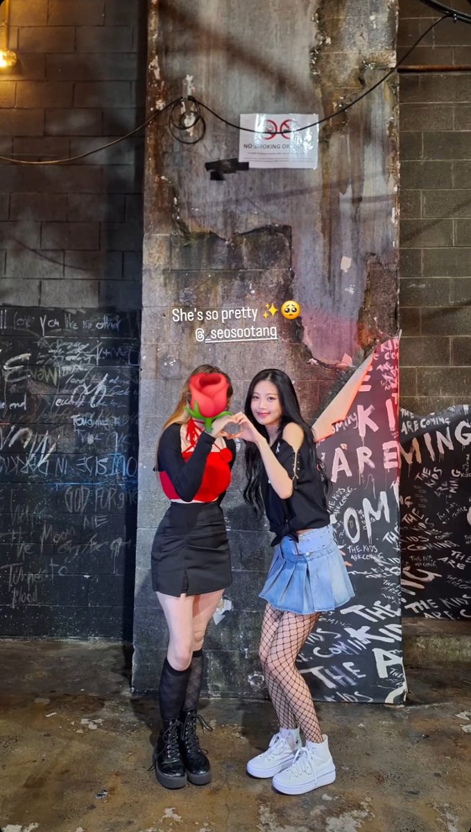 soojin posing with fans !