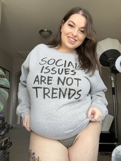 Should I put on pants before @Codi_Vore gets here to film customs together? 🤔 https://t.co/50S4ZclTt<a class="tags" href="/tag/codi_vore">@codi_vore</a>