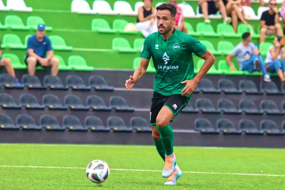 .<a href="/Ayozeplaceres/">AyozePlaceres</a> (32 años) 

▪️50 partidos con el <a href="/AtleticoPaso/">Club Deportivo Atlético Paso</a> en #SegundaRFEF 

🟩 18 victorias.
🟨 16 empates.
🟥 16 derrotas.
⚽️ 3 goles. 
▪️ 49 veces titular.
▪️ 39 partidos completos.