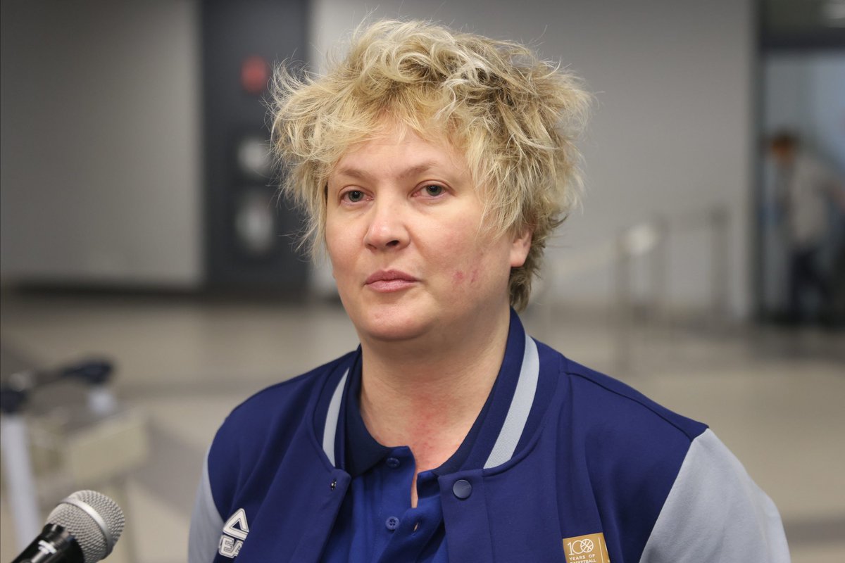 KSSrbije's tweet photo. Košarkašice i selektorka Marina Maljković su u Brazilu obezbedile plasman na Olimpijske igre treći put zaredom, stigle su u Beograd. Na aerodromu ih je dočekao predsednik Predrag Danilović sa buketima cveća, čestitao im na velikom uspehu i poželeo mnogo srece u Parizu. #fibaoqt https://t.co/u4ZBsIMS9x