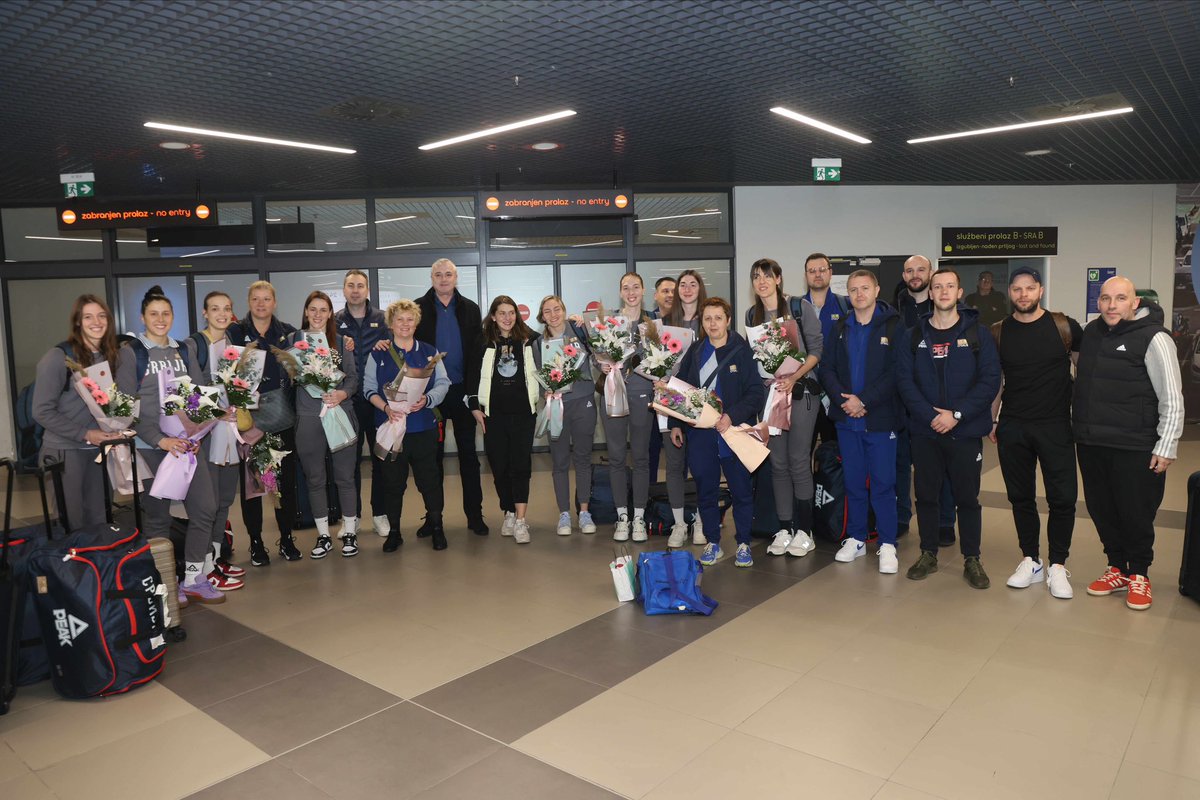 KSSrbije's tweet photo. Košarkašice i selektorka Marina Maljković su u Brazilu obezbedile plasman na Olimpijske igre treći put zaredom, stigle su u Beograd. Na aerodromu ih je dočekao predsednik Predrag Danilović sa buketima cveća, čestitao im na velikom uspehu i poželeo mnogo srece u Parizu. #fibaoqt https://t.co/u4ZBsIMS9x