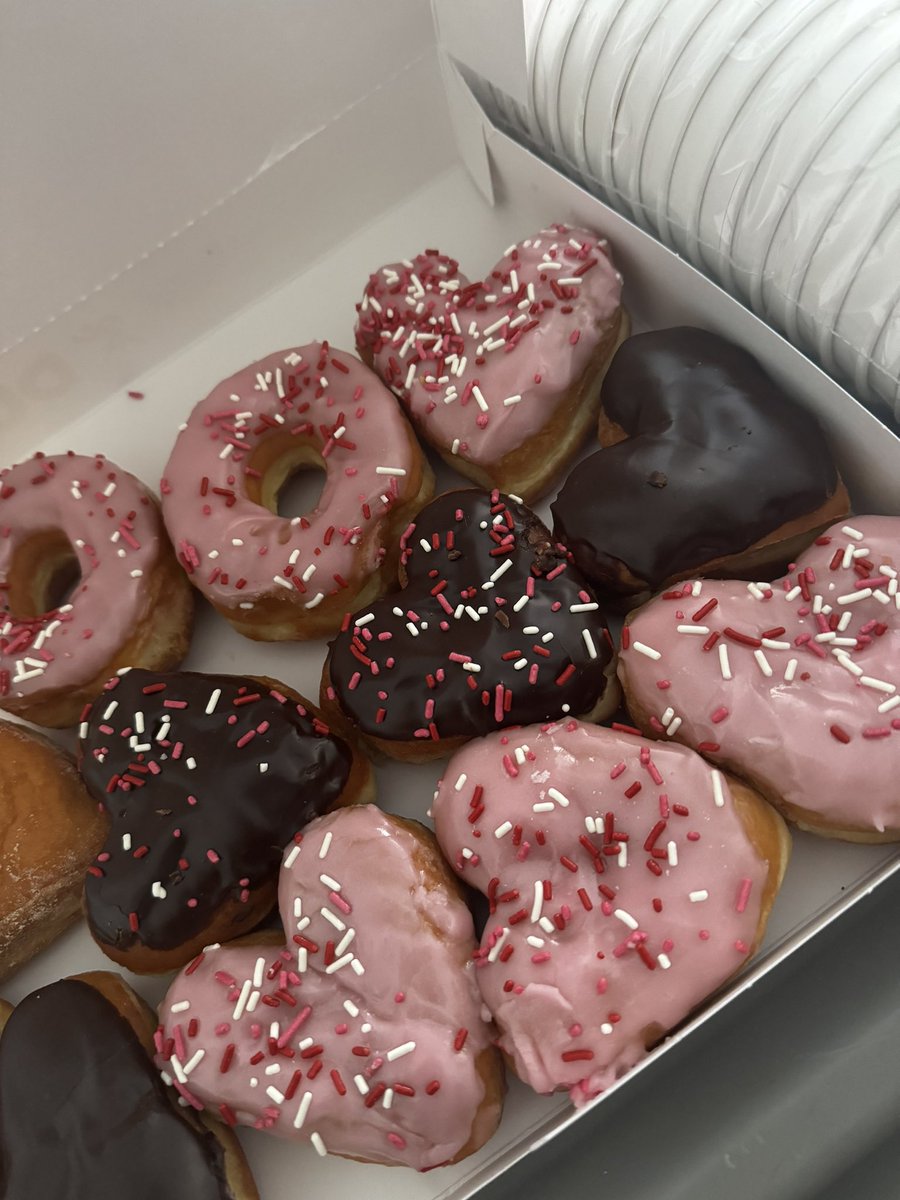Snowy day <a href="/nyphospital/">NewYork-Presbyterian</a> means <a href="/dunkindonuts/">Dunkin'</a>  for the staff ☕️ 😋