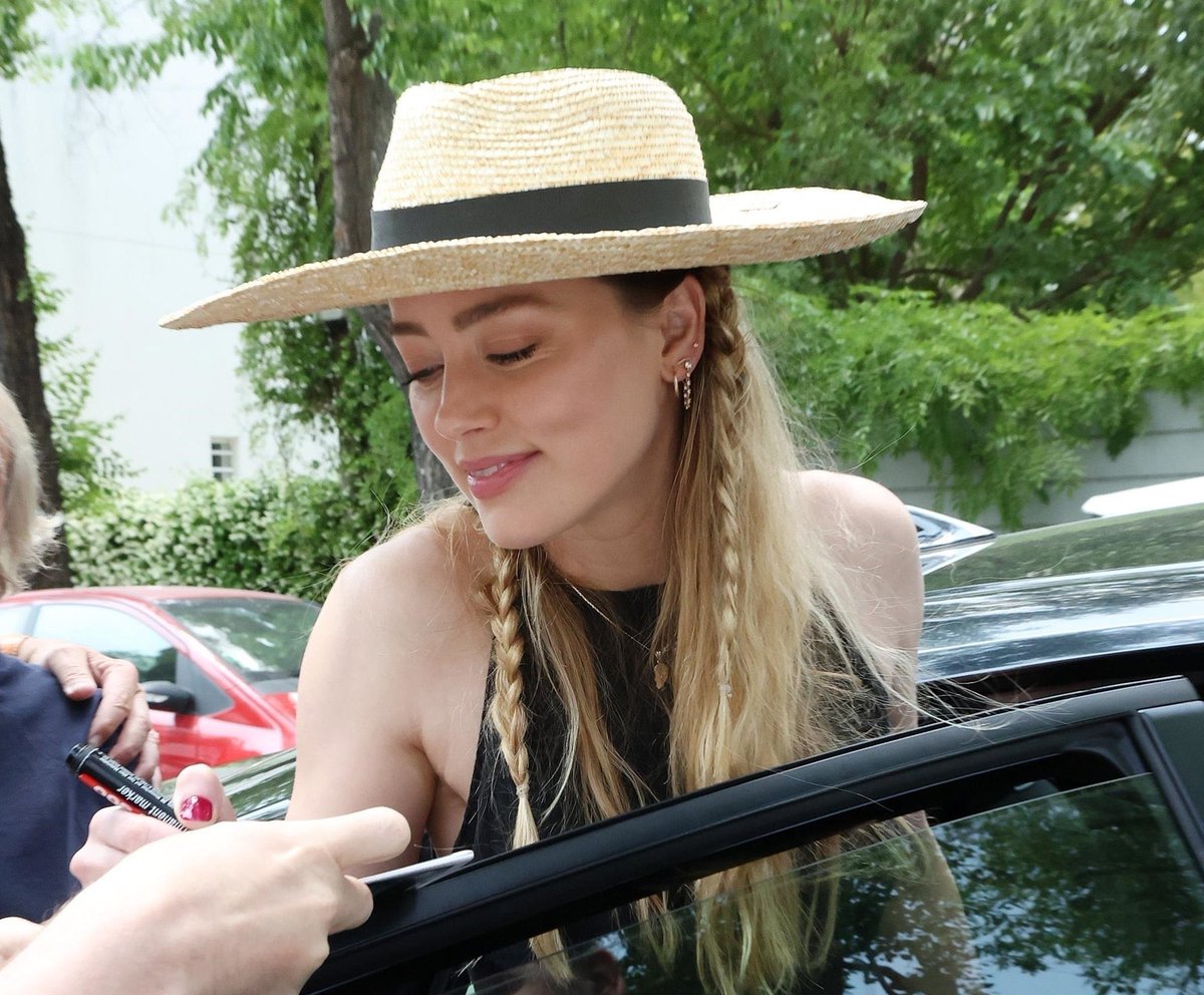 hourly Amber Heard tweet media