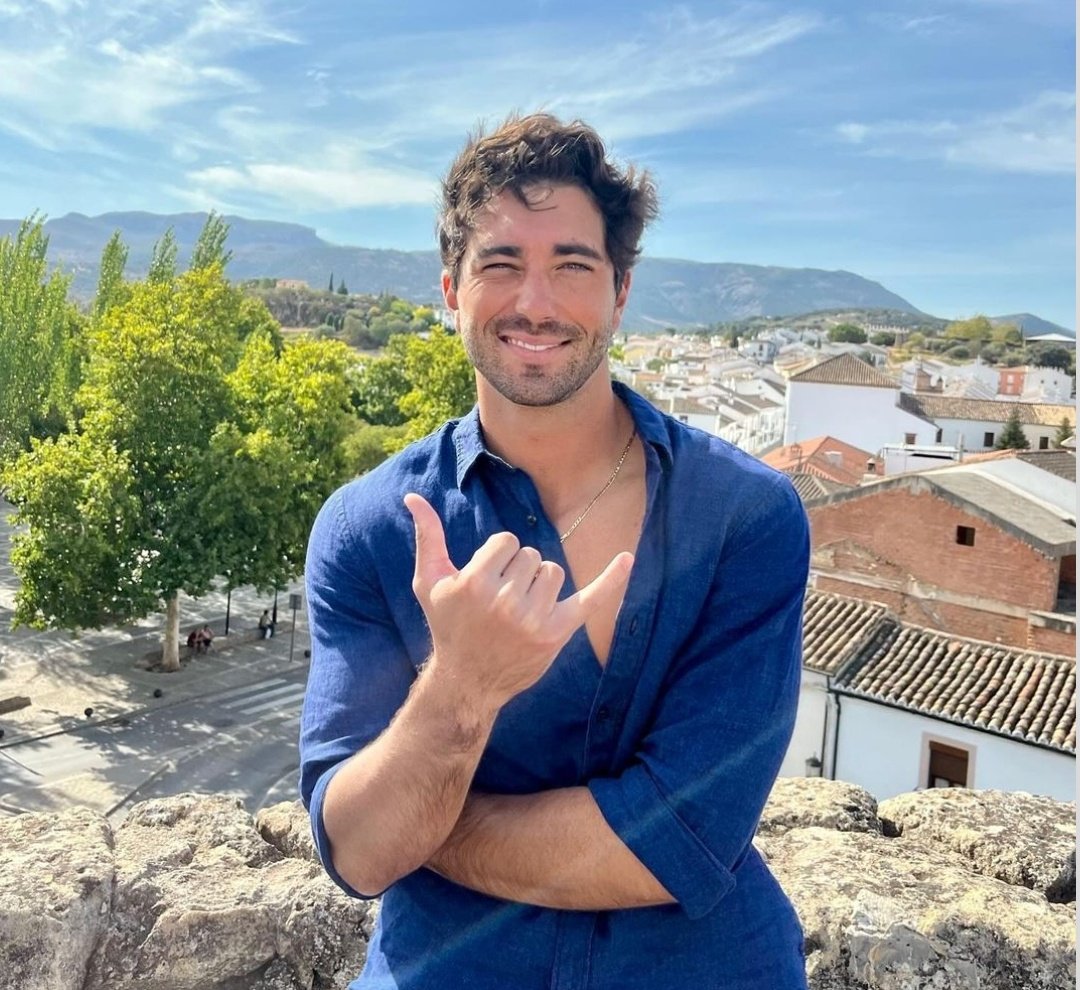xojonasboysxo's tweet photo. Last night, he was geeking over Game of Thrones, and today, he made a Lizzie McGuire reference. A real man #thebach https://t.co/1DOOAWkAmW