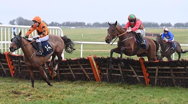 Great to see Scarbrook get off the mark over hurdles today @thurlesraces under @swflanagan7 Delighted for Owner John Coyne 🔴🟢