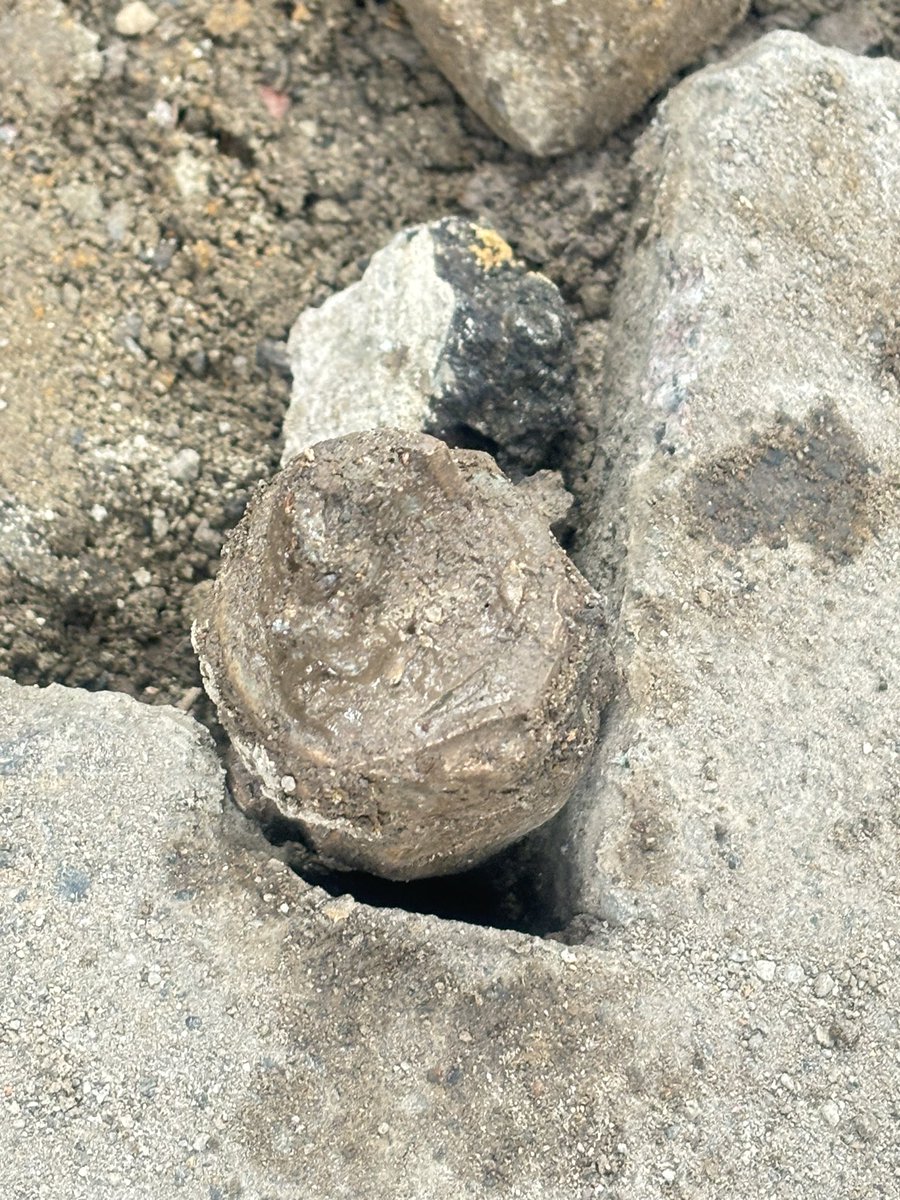 agurria's tweet photo. @SacmexCDMX @BJAlcaldia @En_laDelValle @Narvarte_ @Naturgy ROMPIERON la tubería! Entraron con su maquinaria sin fijarse y la toma de MI CASA fue la más afectada! ¿Les paso la cuenta de la pipa y de todo lo que implicó no tener agua? Y pagaran multa por lo que hicieron? https://t.co/fCi4j5I4el