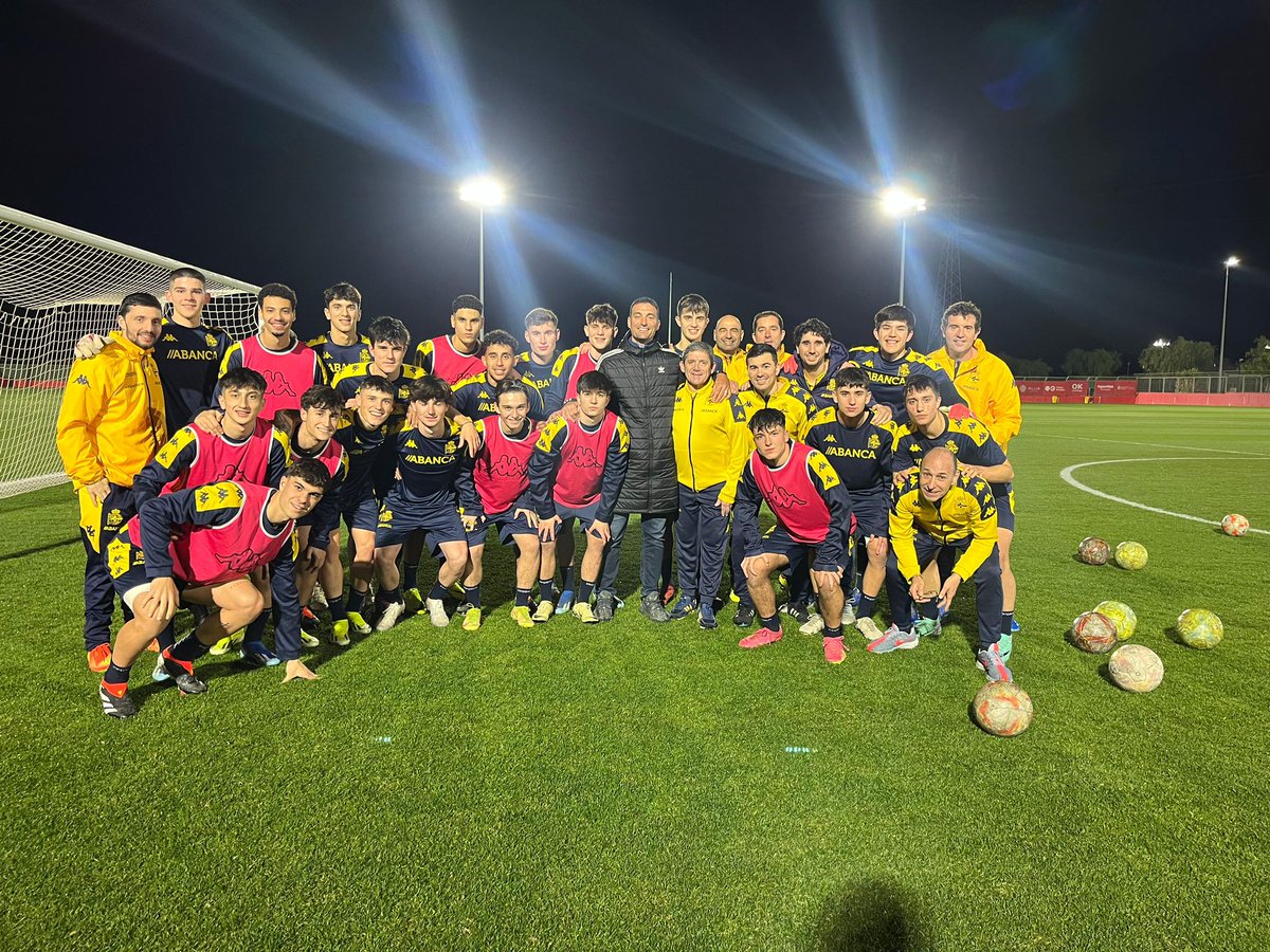 DassFigueiras's tweet photo. @lioscaloni  estivo hoxe no adestramento do @DeporCanteira  de @JuvenilDH  en Palma de Mallorca preparando o partido de cuartos de final da Copa do Rei de mañá mércores 14 as 19.00h  contra @RCDMallorcaBase 📷 @RCDeportivo https://t.co/oTq2jjzKuX