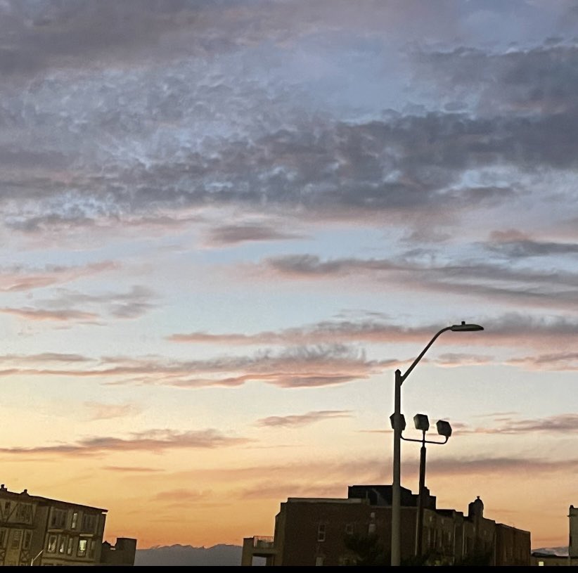 SakeraIsla34794's tweet photo. This picture is an example of rule of thirds. The lamppost is on the right side showing rule of thirds. This makes the sky pop up more beautifully. 
#su2412 https://t.co/YC5L0emOmg