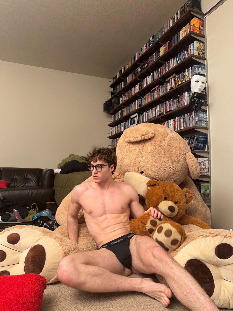 HazelHoffmanxxx's tweet photo. You wanna come cuddle? https://t.co/E88fLVA0ga