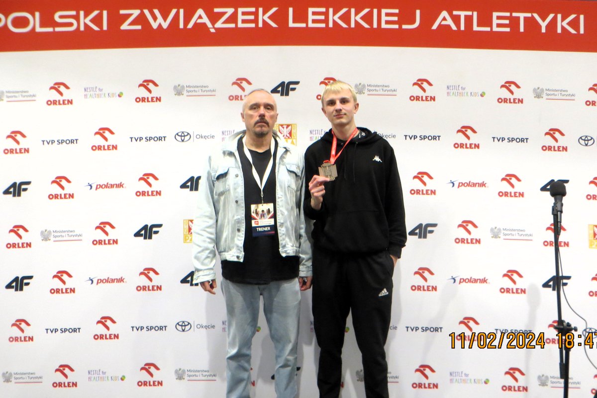 mosmtychy's tweet photo. 🥉 Mateusz Misterek brązowym medalistą w trójskoku podczas Halowych Mistrzostw Polski Juniorów, które w miniony weekend odbyły się we Wrocławiu!

Zawodnikowi, jak i trenerowi Bogdanowi Przybycinowi gratulujemy sukcesu! 👏 https://t.co/L0g3msGIDY