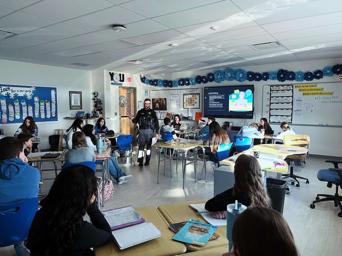 JennieEbersole's tweet image. We loved having Deputy Ritter sharing advice and answering our questions about making good choices online! 💙🩵🐻 #oblms #BeSafe #bruinslead @DelCoSheriff @OBLMSPrincipal #bradenmarkusfoundation