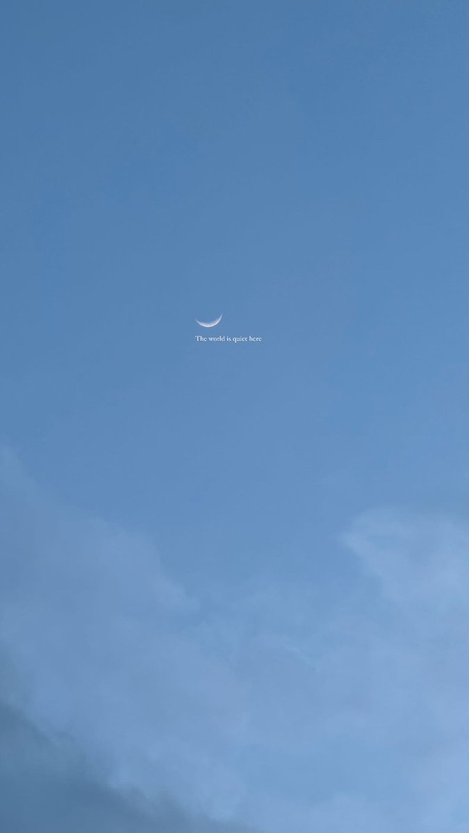 eith_i1's tweet photo. Tiny moon 🌙 https://t.co/lqz74PCf8W