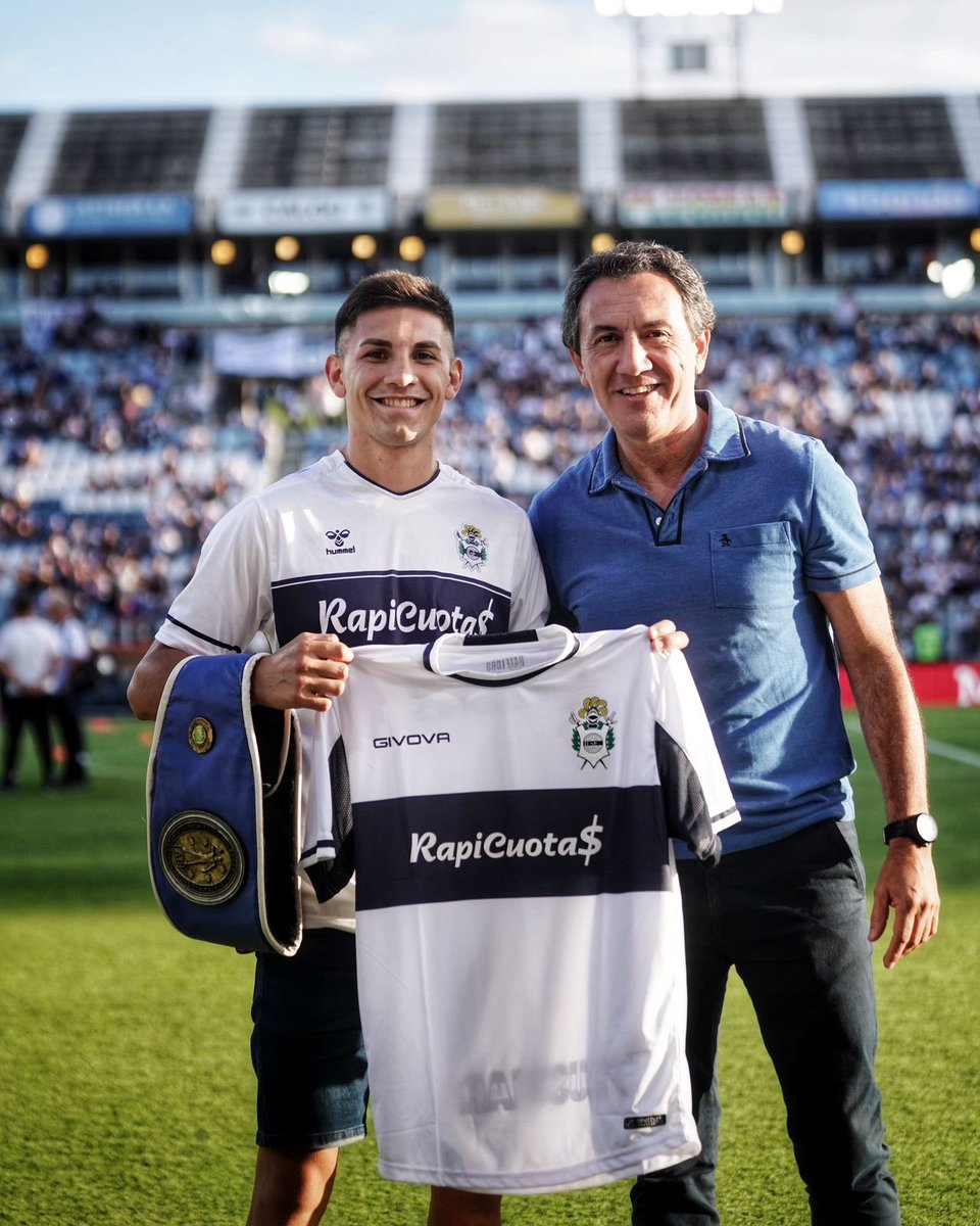 🥊En la previa del partido homenajeamos al boxeador Ayrton “Pacman” Giménez, Tripero de ley que se convirtió recientemente en el nuevo Campeón Argentino en la categoría Súper Pluma.

¡Felicitaciones, Pacman! 👏🏻