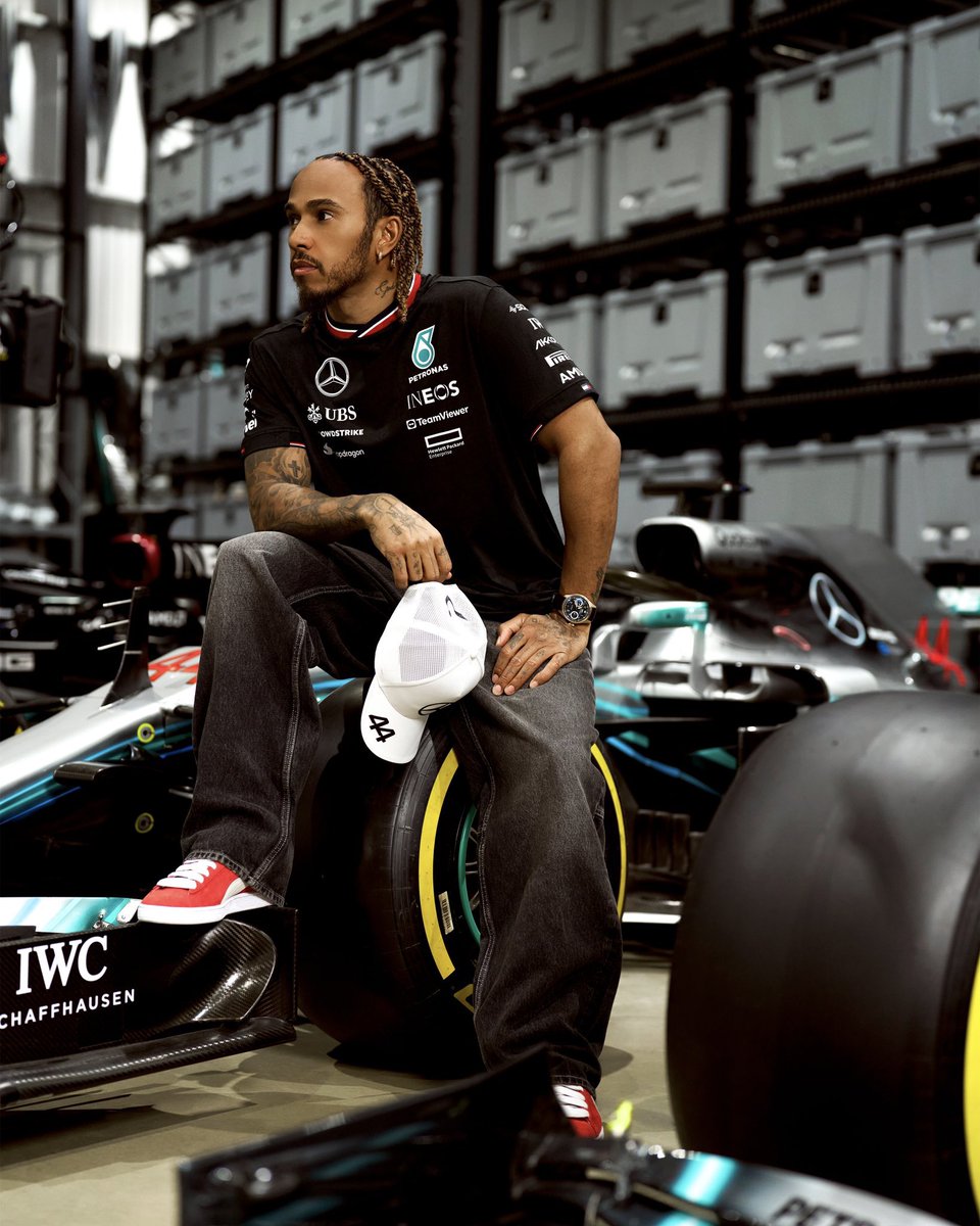 Lewis com o Mercedes W09, carro de seu pentacampeonato. 🏆