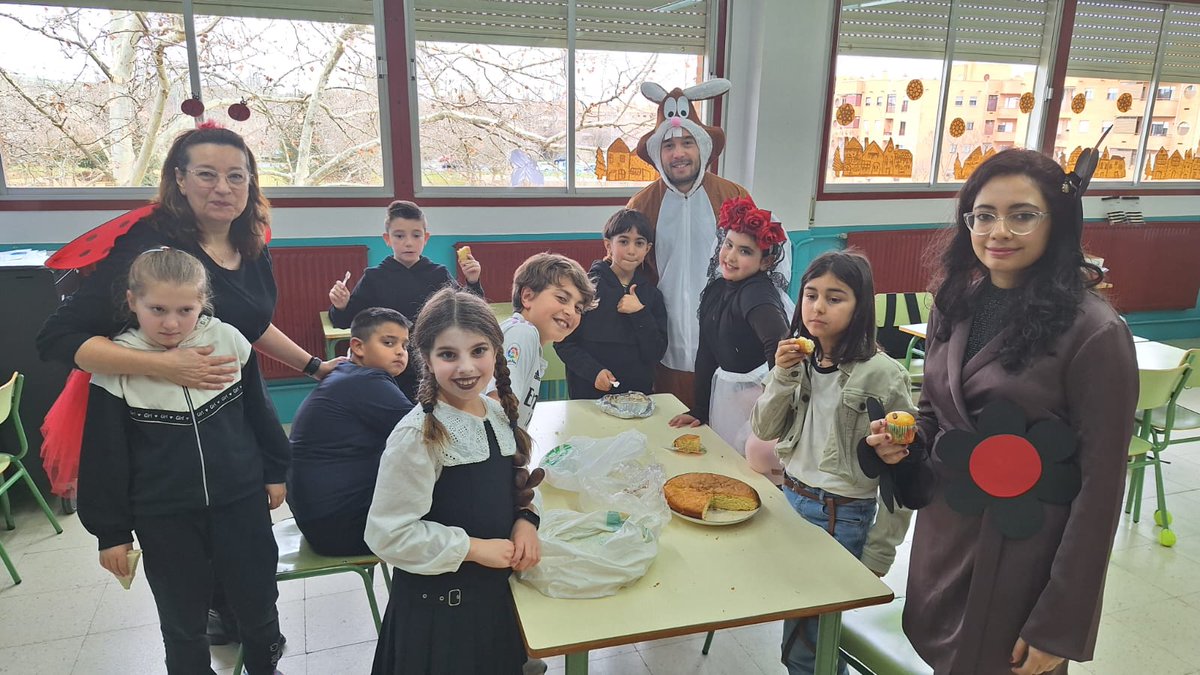 CeipLazarillo's tweet photo. Y el Carnaval llegó a su fin. Este año hemos tenido con nosotros a los mejores cocineros y reposteros de Salamanca.
¡Vaya festín! 
Gracias a las familias y también a los profes del @CeipLazarillo por su colaboración.¡Estaba todo para chuparse los dedos!🤗 https://t.co/bDUSX6Jab2