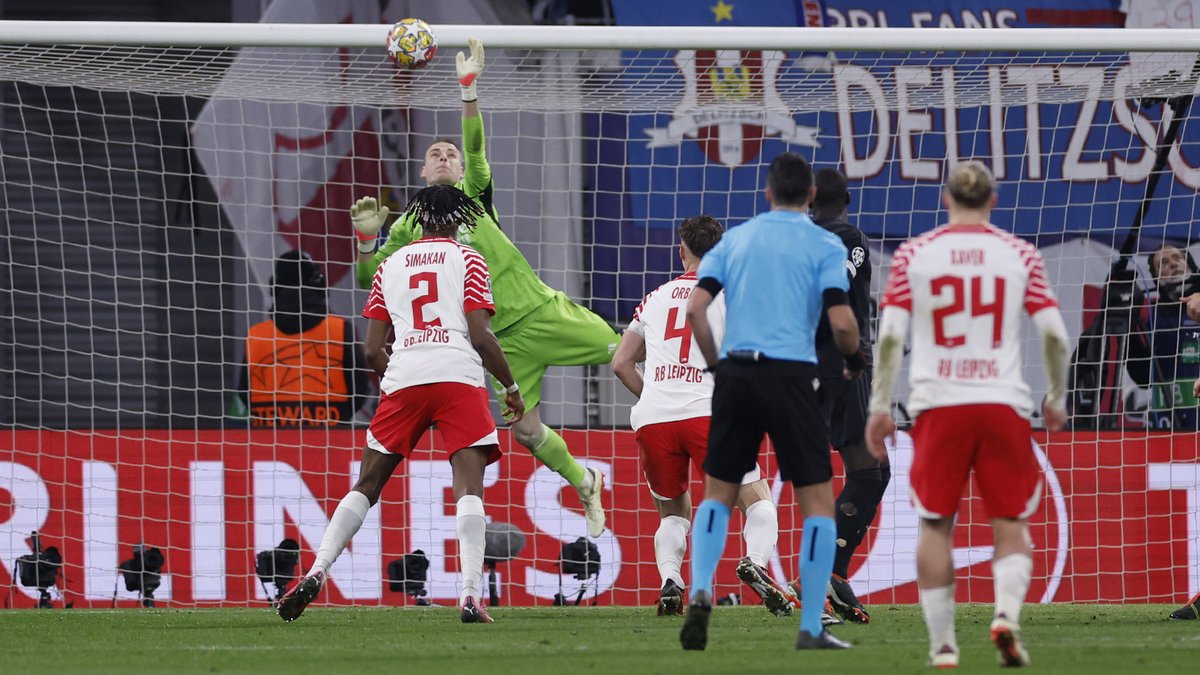 realmadriden's tweet photo. 🧤 Officially changing my wifi password to Andriy Oleksiyovych Lunin 🧱 https://t.co/vGO1ZrcgsY