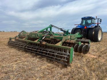 kline_ag's tweet image. Shoutout to Dale Terrence O’Halloran &amp;amp; Heath O'Halloran from Shamrock Ag! 🚜 Thanks for sharing your love for the 6.25m Speedtiller®, a year old &amp;amp; still going strong! Here's to many more years of seamless farming &amp;amp; satisfied customers! #Speedtiller #klineag #Australianagriculture