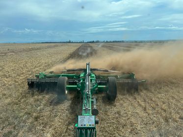 kline_ag's tweet image. Shoutout to Dale Terrence O’Halloran &amp;amp; Heath O'Halloran from Shamrock Ag! 🚜 Thanks for sharing your love for the 6.25m Speedtiller®, a year old &amp;amp; still going strong! Here's to many more years of seamless farming &amp;amp; satisfied customers! #Speedtiller #klineag #Australianagriculture