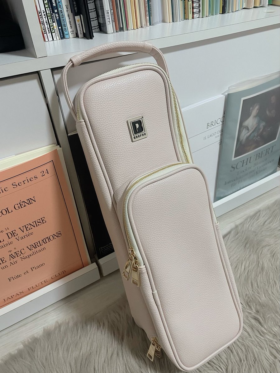 meromeromelolin's tweet photo. 縦型のフルートバッグ買いました❁定期に向けてピッコロも使うからしばらくこっちを使います♡
#bropro #フルートバッグ https://t.co/t2Kx2SqJnH