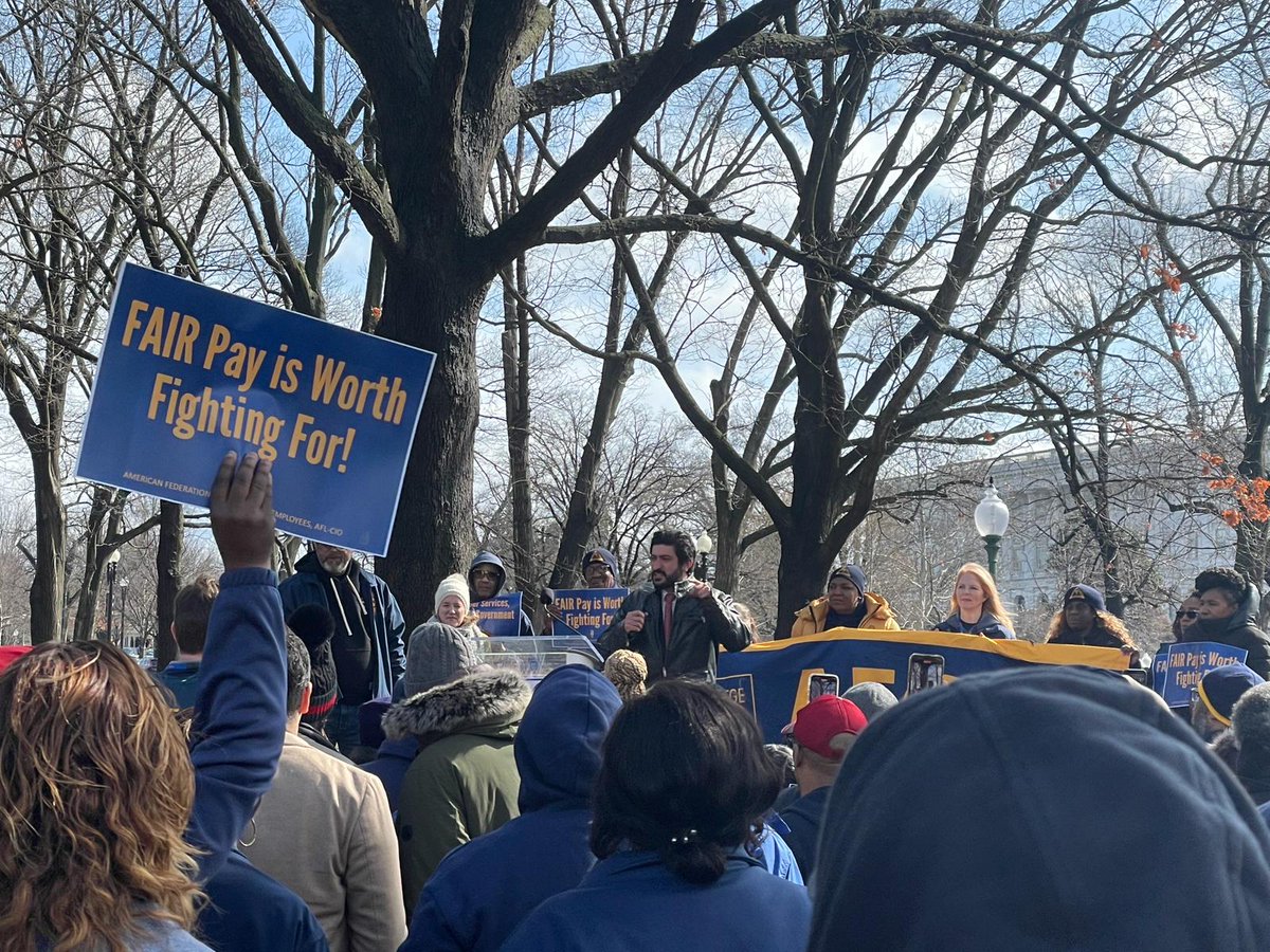 AFGENational's tweet photo. Fair pay is worth fighting for!
And federal workers know how to fight💪
#AFGERising https://t.co/rv3S1ggNY1
