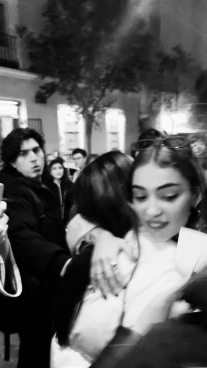 elxven1r's tweet photo. chicas lo cerca que la he sentido en este abrazo? puedo llorar de lo que la quiero❤️🩹 #KiVi13F #VioletaTeQueremos https://t.co/b2AnqoUPbz