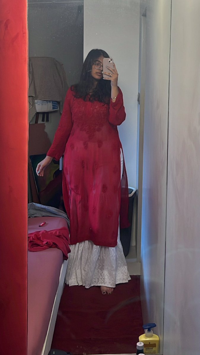 vansyshawty's tweet photo. fully covered, in traditionals and still curvier than ever. my body doesn’t make me a wh*re, my choice of clothing don’t make me a wh*re, my pictures don’t make me a wh*re, and your opinion DEFINITELY doesn’t make me a wh*re. do better. https://t.co/8DNRd4wOcH