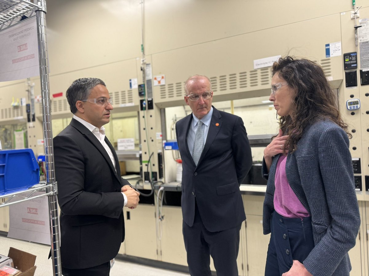 Full report on @kron4tv at 2pm. U.S. Department of Energy toured Alameda facility today called Sila Nanotechnologies, Inc. the company makes cleaner batteries here in the U.S. reducing dependence on predominantly Chinese produced graphite. They got $100M  last year to scale up.