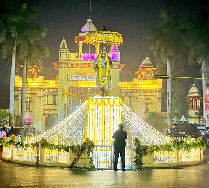 राष्ट्र निर्माण में योगदान के 108 वर्ष। काशी हिन्दू विश्वविद्यालय के स्थापना दिवस की पूर्व संध्या पर स्वर्णिम आभा बिखेरता सिंह द्वार। #BHU #BanarasHinduUniversity #Mahamana #MadanMohanMalaviya #FoundationDay