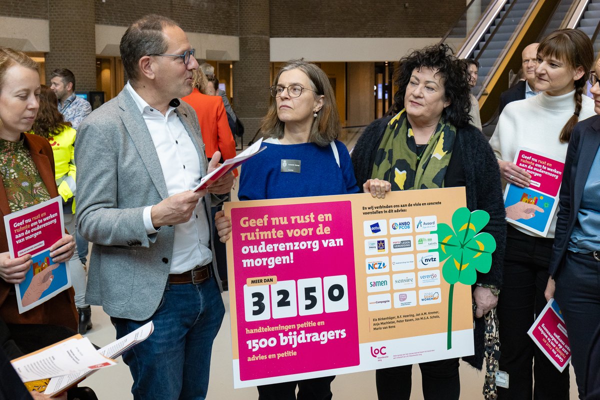 Petitie en advies overhandigd: 'Nu rust en ruimte voor ouderenzorg van morgen!'

Geef nu rust en ruimte voor de ouderenzorg van morgen! De kern van ons advies aan de politiek, waaraan ruim 1500 mensen bijgedragen hebben. De bijbehorende petitie is meer dan 3200 keer ondertekend.
