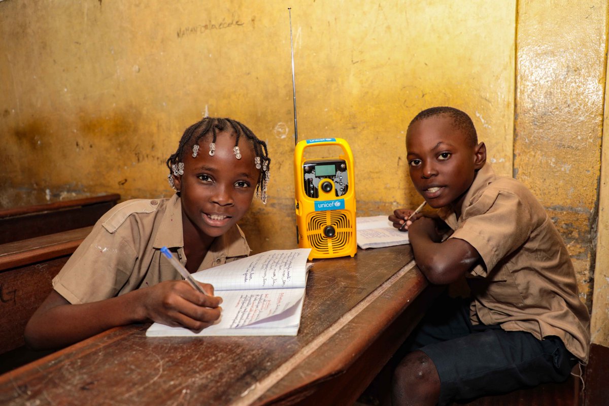 C'est la #JournéeMondialeDeLaRadio 📻
Pendant et après la #COVID19, grâce à @GPforEducation, un programme éducatif radiophonique permet à près de 700.000 enfants de rêver, d'apprendre et de grandir.  
Chaque moment passé à l'écoute est un pas vers un avenir meilleur ✅️