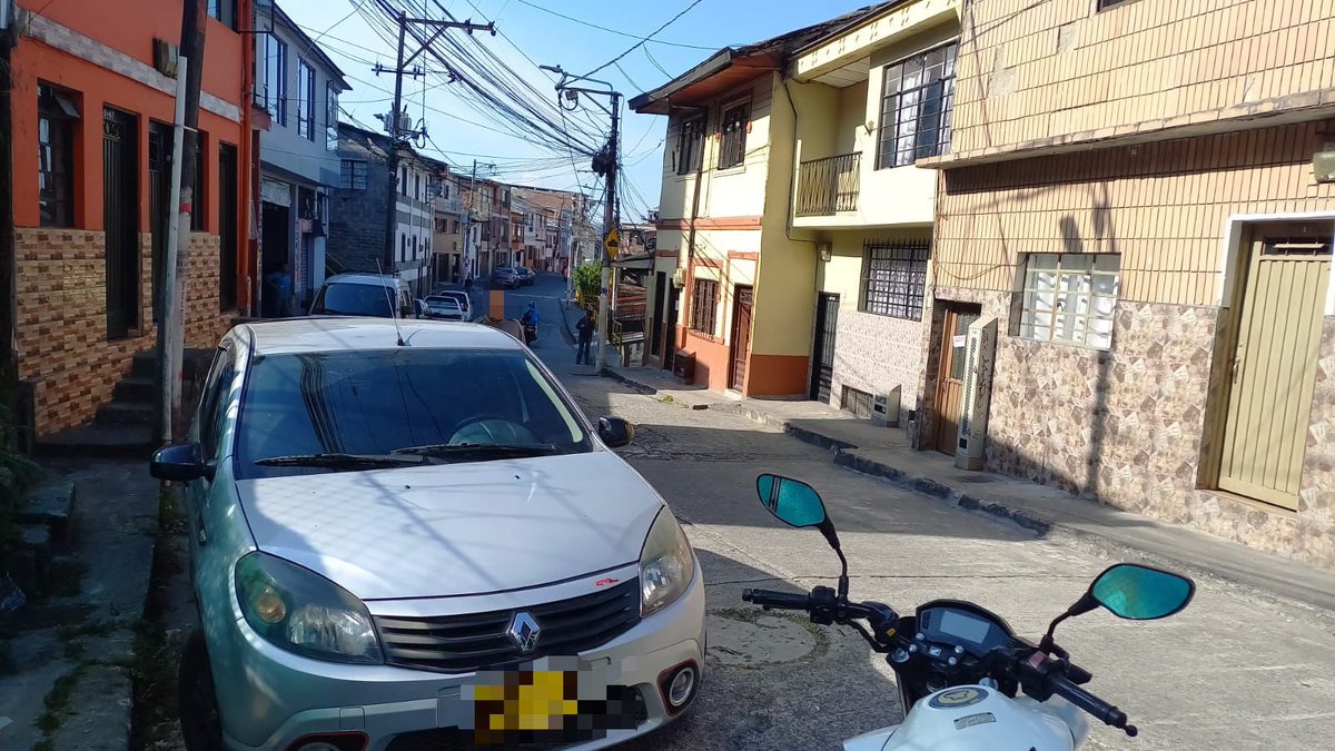 SecMovilidadMzl's tweet photo. La #SeguridadVial la #construimos entre #todos. Alineados a este propósito, atendemos los llamados de la ciudadanía y despejamos vehículos #malparqueados en el barrio #Vélez. https://t.co/EAFAJtzjzJ