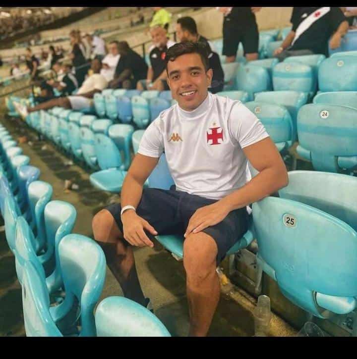 FidelesTrem's tweet photo. @midiavascaina Se todos puderam ajudar, p chegar ao @VascodaGama pra fazer um minuto de silêncio em homenagem ao nosso amigo Meireles, ficaremos grato! https://t.co/nr0z1RorgT