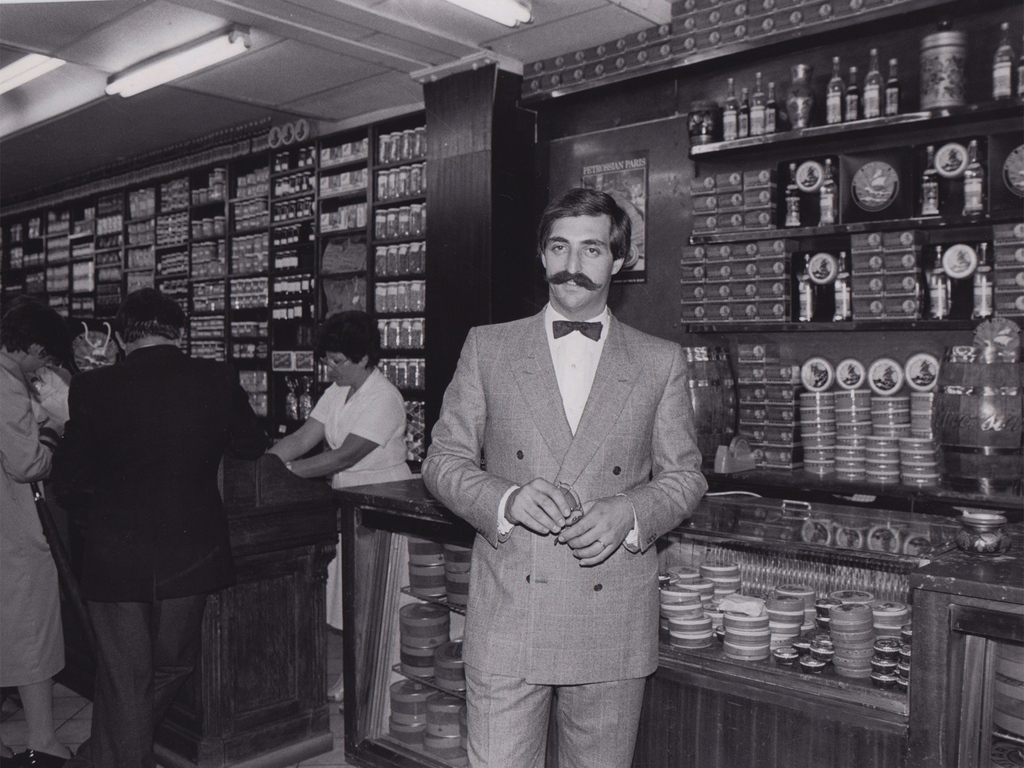 The Petrossian family were the first to introduce caviar to Paris in 1920; to this day, it remains a family business. Over the years, the knowledge and expertise in the art of caviar maturation, a traditional craftmanship still done by hand by our expert caviarologists.