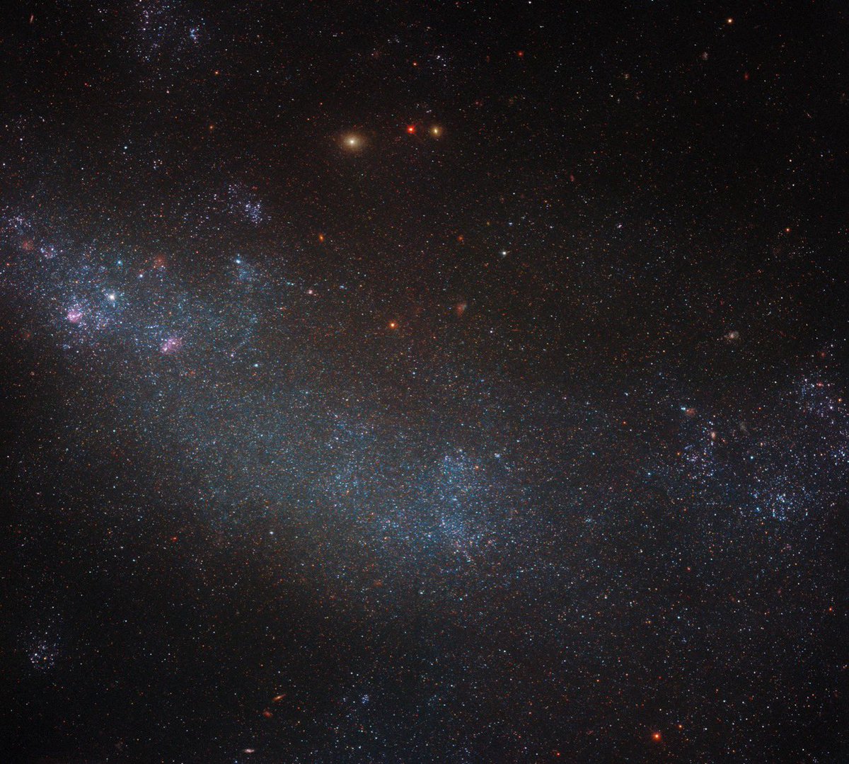Ob Sie es glauben oder nicht, dieses Sternenfeld gilt als Galaxie!

Bekannt als ESO 245-5, handelt es sich nicht um eine grandiose, strukturierte Spiralgalaxie, sondern um eine unregelmäßige Galaxie.

Diese #HubbleFriday -Ansicht stammt aus einer Entfernung von 15 Millionen