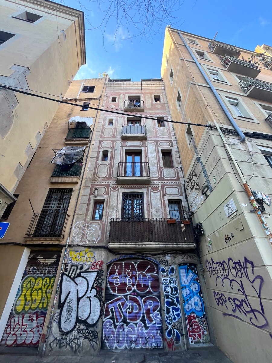 També han arrasat el carrer dels Petons, el cul-de-sac més romàntic de Ciutat Vella. S'amaga a la barriada de Sant Agustí i el Portal Nou, a cavall de #SantPere i #SantaCaterina