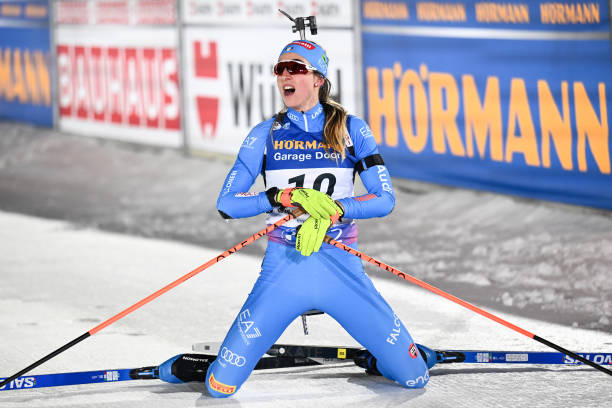 vitasportivait's tweet photo. LA METAMORFOSI DELL'UMANA LISA VITTOZZI! 🇮🇹

Era un venerdì quel 21 gennaio del 2022. Con il pettorale numero 8 alle 14 e 30 circa Lisa Vittozzi entrò al poligono di Anterselva per la prima tornata di un'individuale di coppa. 

#NMNM24 #Biathlon  (1/n) 🧵 https://t.co/naSJj08r5s