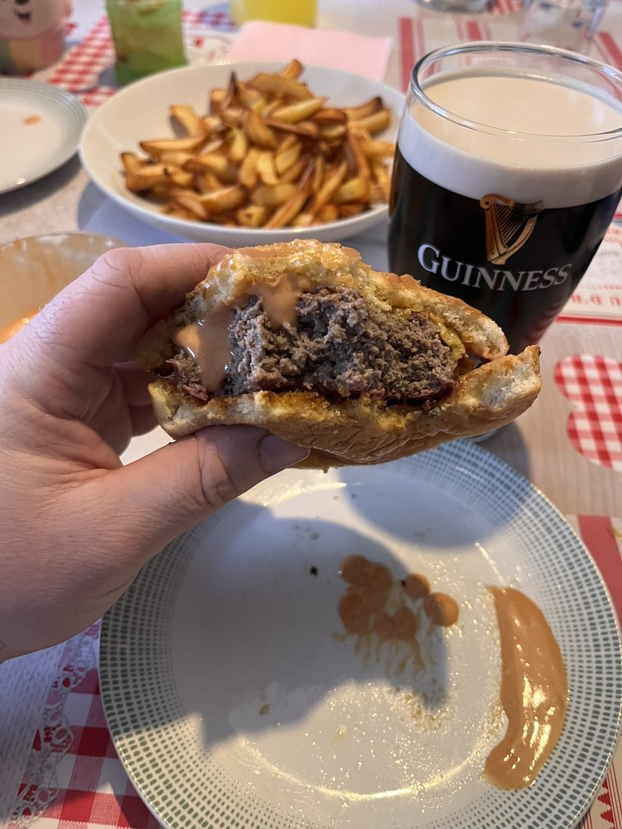 jonkelly31's tweet photo. Tuesdays are not just for tacos!!
Revers seared cheese burger and a pint of stout to was it down!! 
#irishbbq #bbq #guinnessdraft https://t.co/lxcKxPBgw3