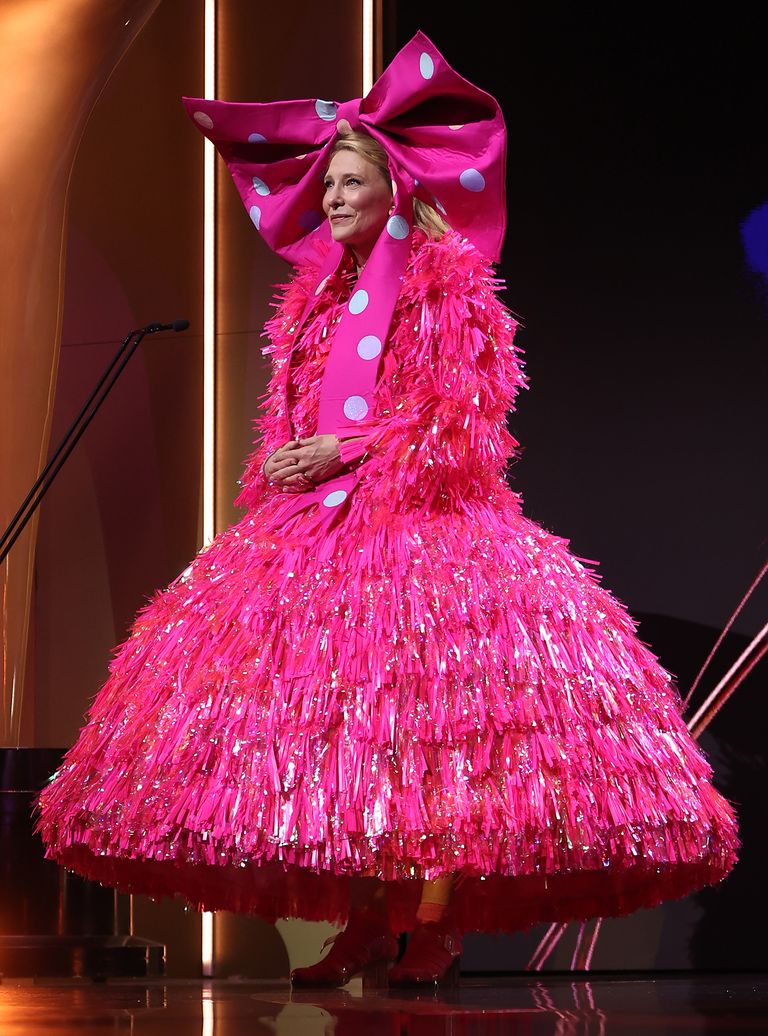 Cate Blanchett se presentaba en el escenario como "Middle-aged Barbie”, mientras intentaba (sin mucho éxito) mantener la seriedad en los ACCTA Awards. ¿Os hemos dicho ya que la queremos mucho?