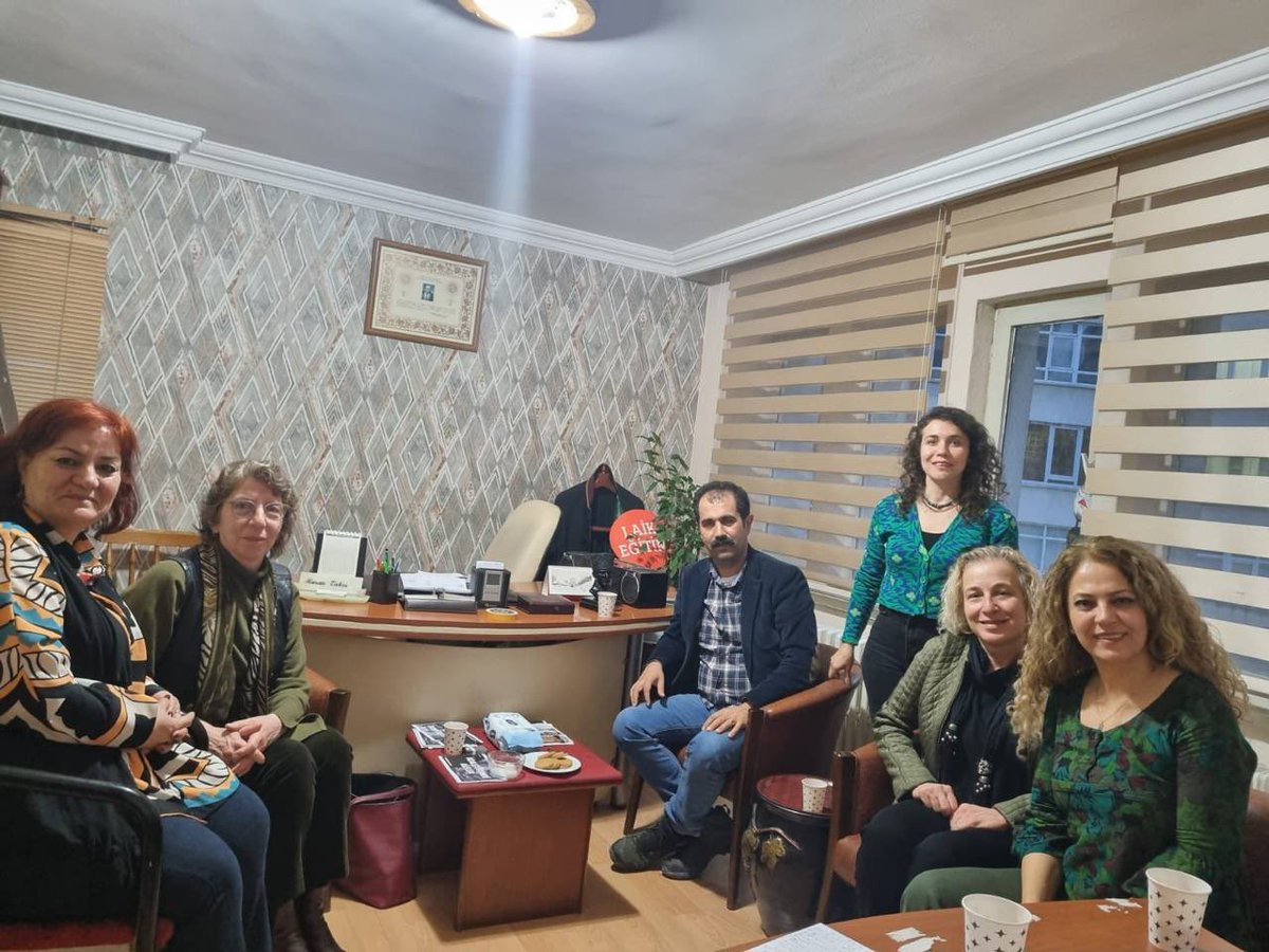 LaiklikMeclisi's tweet photo. Laiklik Meclisi Sözcülerinden Umut Kuruç ve beraberindeki heyetimiz, Öğrenci Veli Derneği Ankara Şube Başkanı Hülya Daran Deveci (@hdardev ) ve Yönetim Kurulu üyelerini ziyaret etti.

Görüşmede, eğitimdeki gerici saldırılar,  laiklik mücadelesi ve 3 Mart Laiklik Günü etkinliğimiz üzerine görüş alışverişinde bulunuldu.