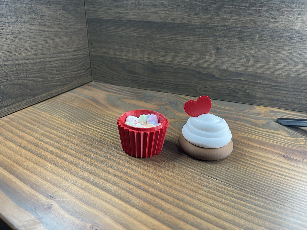 EternalNewsNow's tweet photo. My students are eating it up! https://t.co/e40wCPv0qL #tinkercad #3DModel #3dprint #DesertRidgeAcademy #DSEF #DSUSD #Makerclass #STEMeducation #teachertwitter #valentines #BambuLab https://t.co/6ROyJypffJ