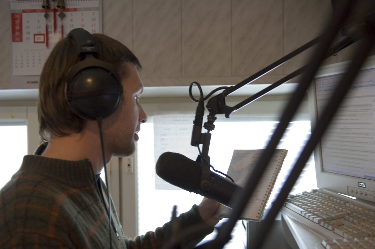 OITconosur's tweet photo. Este #DíaMundialdelaRadio, celebramos su historia y adaptabilidad ante cambios y desafíos tecnológicos.
📻La #radio conecta culturas y comparte conocimiento, manteniéndose relevante.
📈Conoce cómo evoluciona el empleo en esta industria.
#ILOSTAT➡️https://t.co/l60Ne4I7cq https://t.co/4R993l3FTX