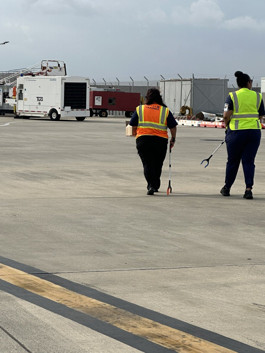 chavez49171's tweet photo. FOD contest in full effect here at CRP! Deidre and Jazmin are feeling the friendly competition🫶🏾 #FODfreeramp #SafetyFirst #TeamCRP✈️ @AOSafetyUAL https://t.co/Jzo2snHvvG