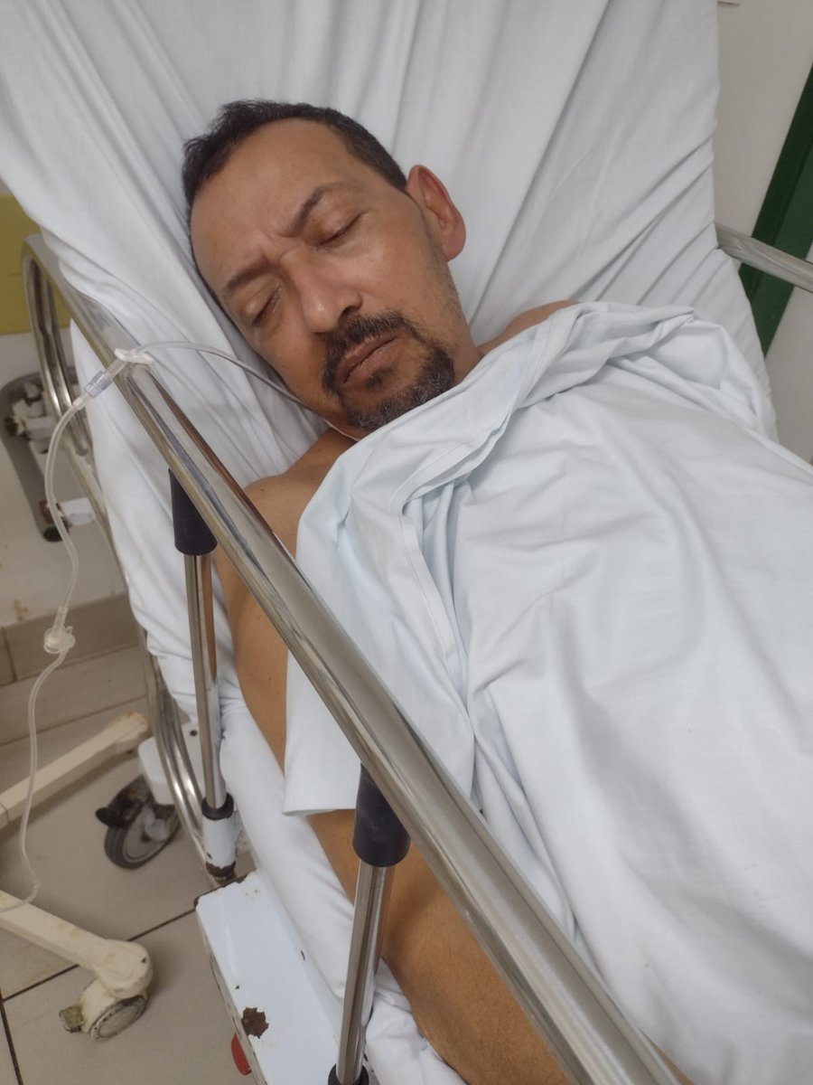 PRCabral1405's tweet photo. Meus amigos, a paz do Senhor! A família do nosso Pastor Ricardo pede ajuda com orações e ajuda financeira no tratamento dele através do pix: (85)98861-6139, pois o mesmo se encontra internado no hospital. Nosso pastor luta contra o câncer de nasofaringe há 2 anos. https://t.co/zOqF0dbqM3
