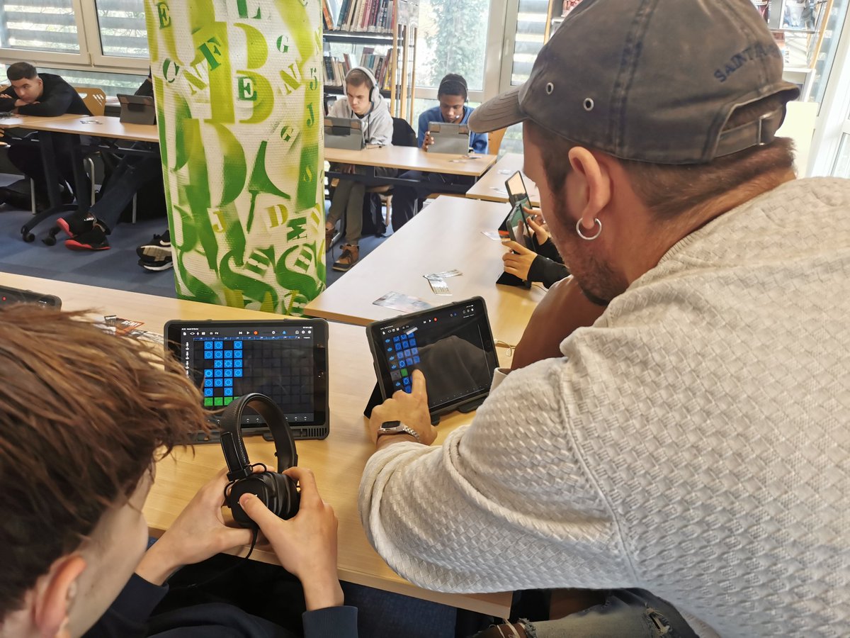 cdigrippeaux's tweet photo. Les 2des bacpro #MTNE captent les sons de leur atelier pour en faire de la Musique Assistée par Ordinateur. Créativité et compétences numériques pour ce #LaboElectro intégré ds un parcours de découverte des métiers du son🎧 avec @SalleDiffart 🎵#EAC #MAO https://t.co/3enlAREAEn