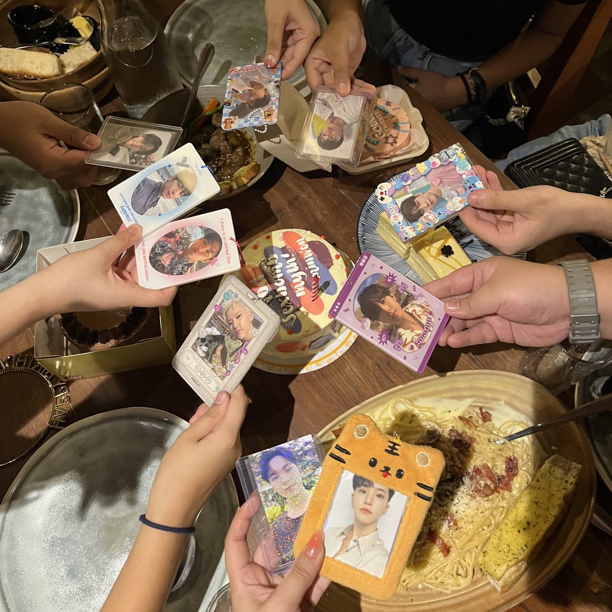 smwluvr's tweet photo. ≽^•⩊•^≼ ⋆ ˚ ꩜ ｡ ⋆୨୧˚ 
happy carats day, esp to my irls! diamond life is a whole lot better because i get to spend it with you. 

thank you for being with me and seventeen on this one. let’s continue sharing the love that doesn’t make us feel lonely 💎🩷🩵 https://t.co/NKRD8DQ4Su