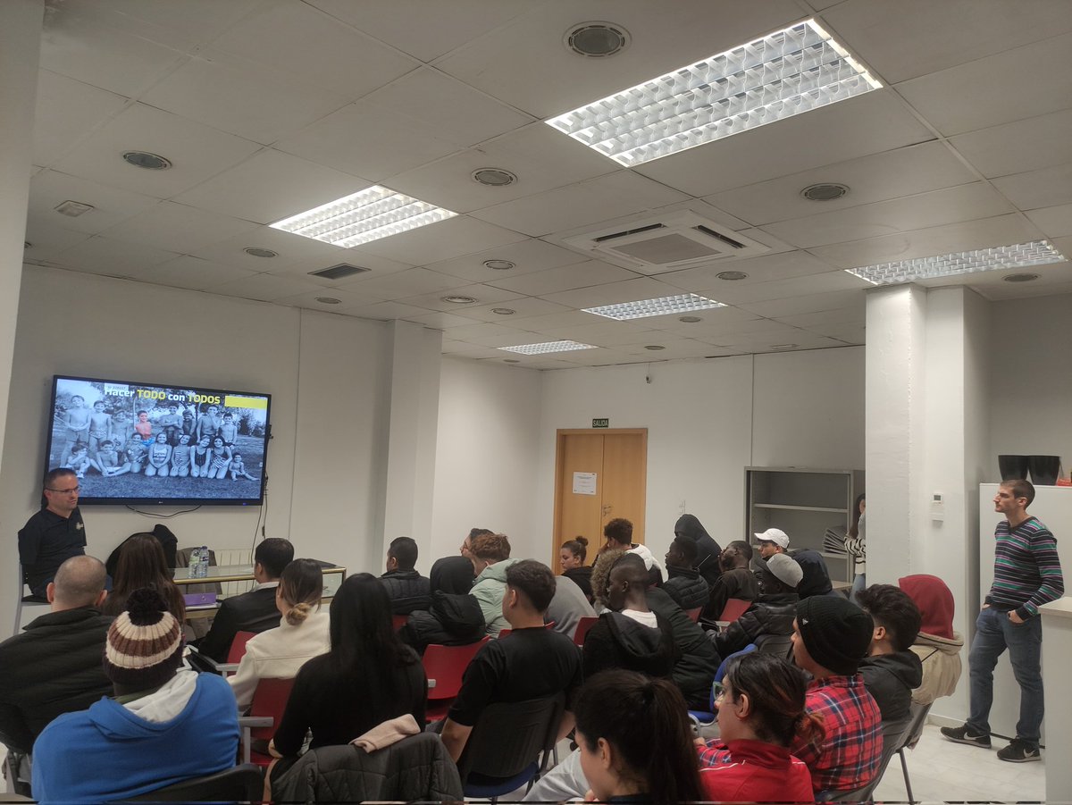 FEET_TO_MIND's tweet photo. #Conferenciante 💯 #motivacion
@SepiaHdez 🔥 #vidasqueinspiran

🐾 Nuestra primera charla de 2024 
fue a mediados de enero en el salón de la Fundación #ApipAcam

🧙‍♂️ Acudió medio centenar de usuarios de Zaragoza. ¡GRACIAS, #DelosPiesalaCabeza!

✅ https://t.co/z4xEUySN6V 👈👀 https://t.co/3ADqghJYl6