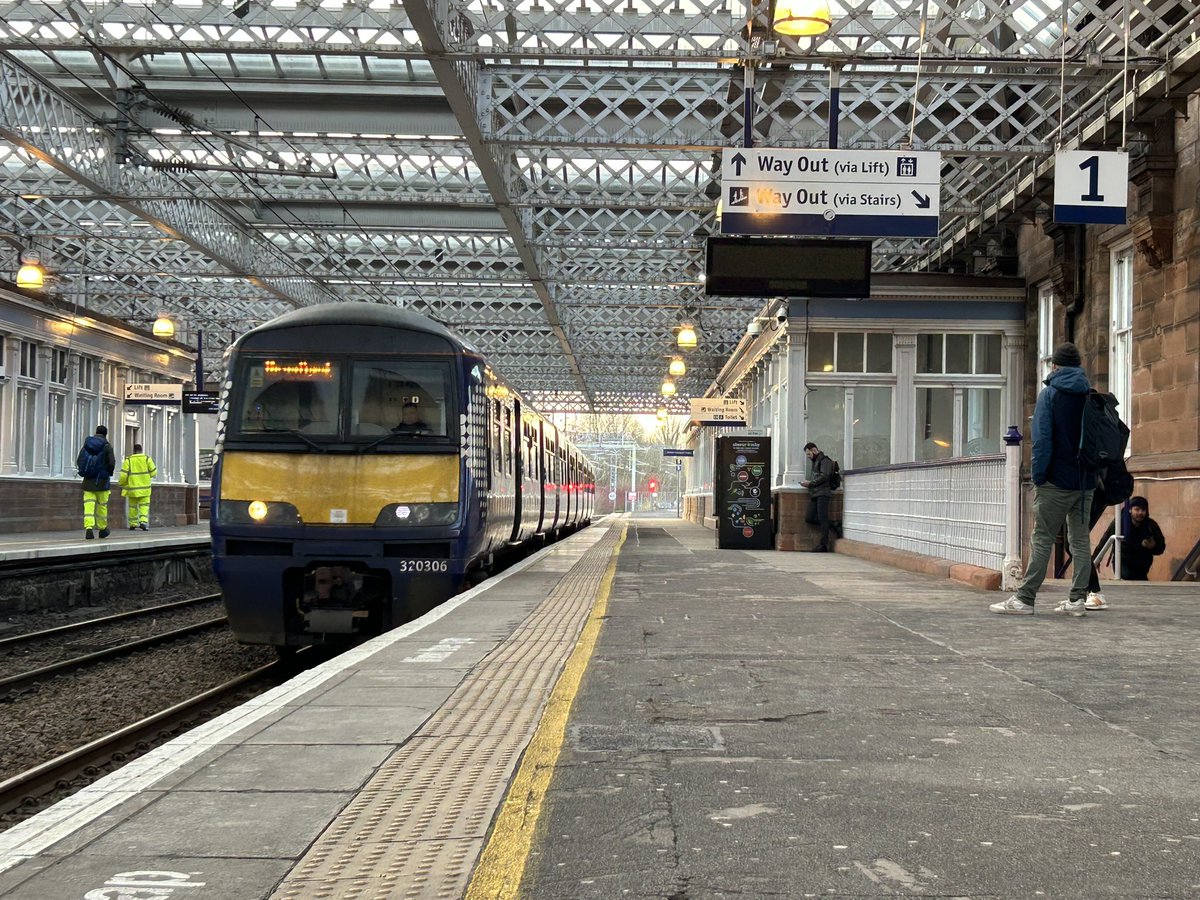 CjTrains's tweet photo. Scotland 🏴󠁧󠁢󠁳󠁣󠁴󠁿 

Main objective was to bash @ScotRail 318s and 320s with @dmainor_ and Harry 👀

Objective achieved ✅

#Railway #Scotland #NotYorkshire https://t.co/T6qZcVaVOo