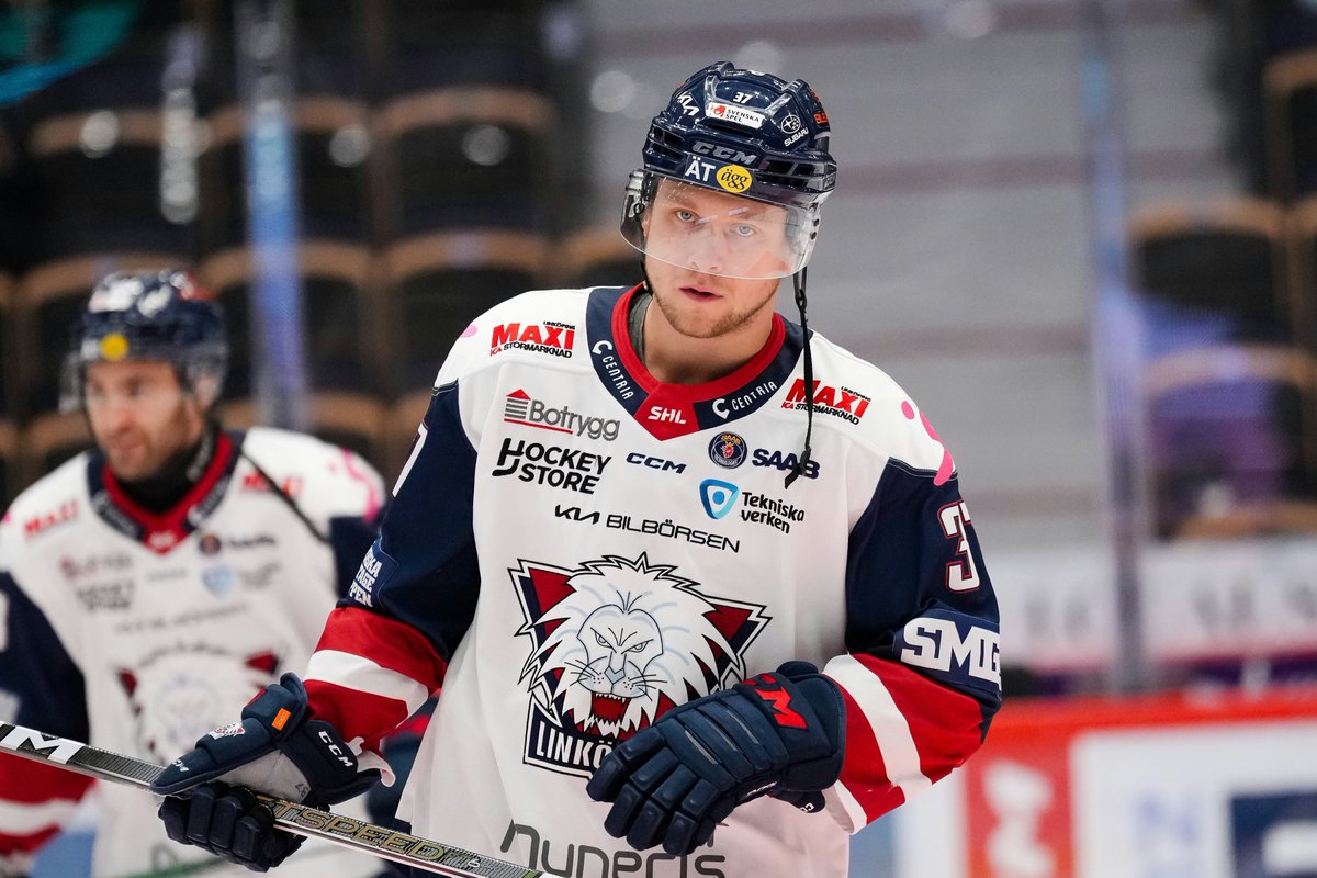 SHLse's tweet photo. Gästande @LHChockey, med jubilanten Jesper Pettersson (400 SHL-matcher👏) i laget, jagar fjärde raka segern mot @iko_officiell. 

Senaste från matchen följer du här: 
📲https://t.co/sPs0NZpm8O

#IKOLHC #SHL #twittpuck #svsshl #ishockey https://t.co/IdXQ7ZWEYs