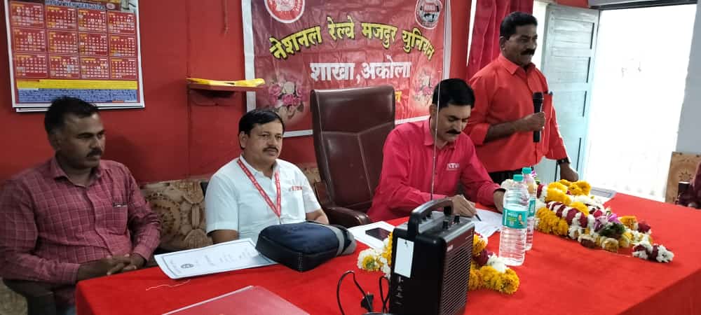 NRMU5's tweet photo. हमारे लाडले महामंत्री कॉम वेणु पी नायर जी के आदेशा अनुसार आज आकोला AGM के कुछ पल जिसमे हमारे मंडल सचिव कॉम इसरार खान एवम ADS कॉमरेड यशवंत पाटिल जी उपस्थीत थे।
कॉम वेणु पी नायर जी को लाल सलाम
@venupnair_nrmu
@ISRARKH96128028 
@pravin95538140 
@S43656067Ramesh https://t.co/JddXKggolf