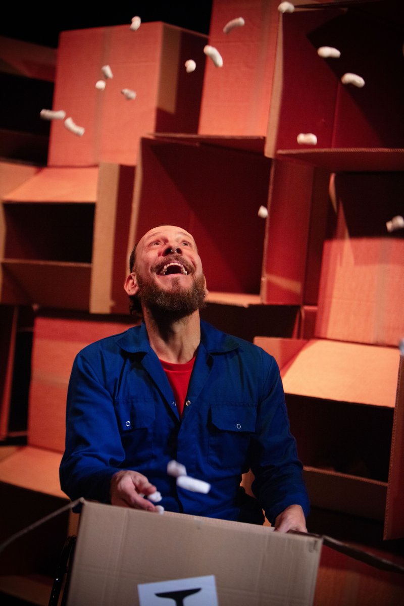 NottsLibraries's tweet image. Our February half-term theatre tour of Boxed In starts tomorrow at Worksop and Retford Libraries!  🤩

This playful new show by @DarylAndCo &amp;amp; @HalfMoon_Theatre is about (mis)understanding the rules for ages 3 - 6. 

Tickets from £4: bit.ly/47yeSv6